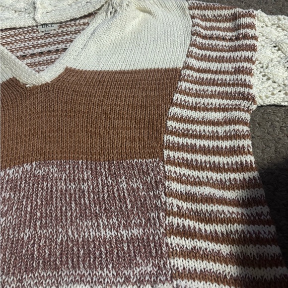 BKE Hooded Sweater, size MEDIUM - Picture 2 of 3